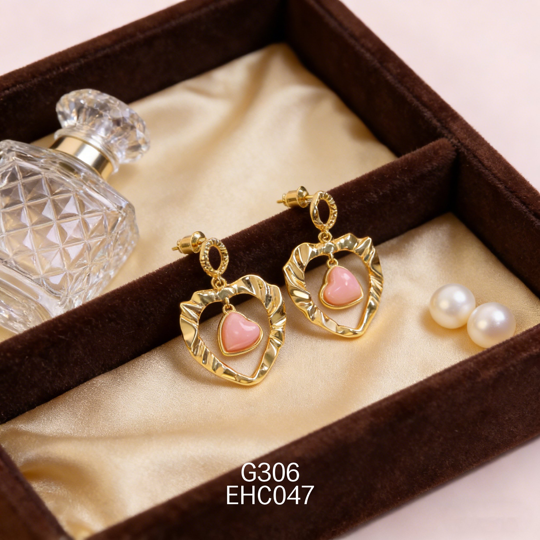 电镀黄金女皇贝耳环