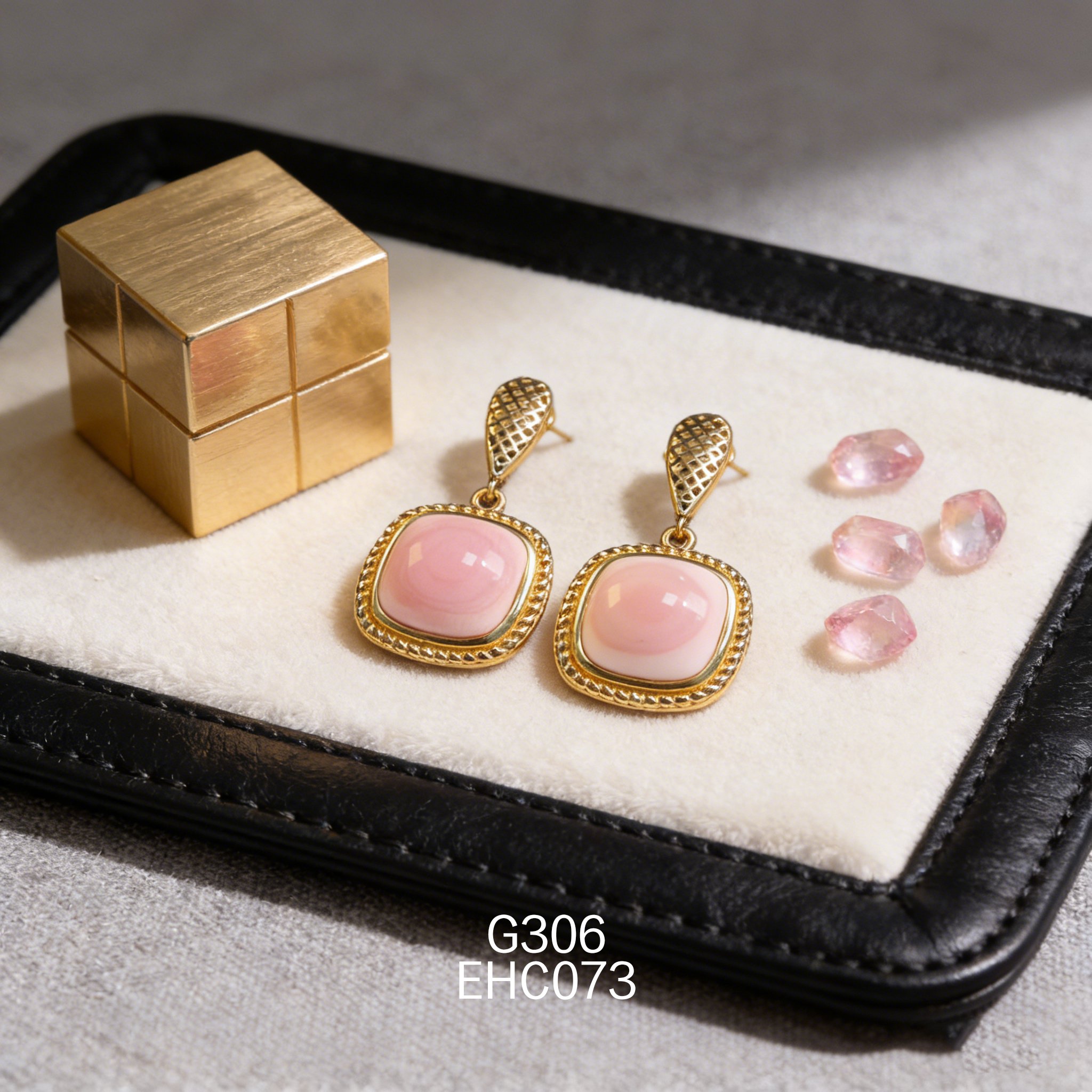 电镀黄金方形女皇贝耳环