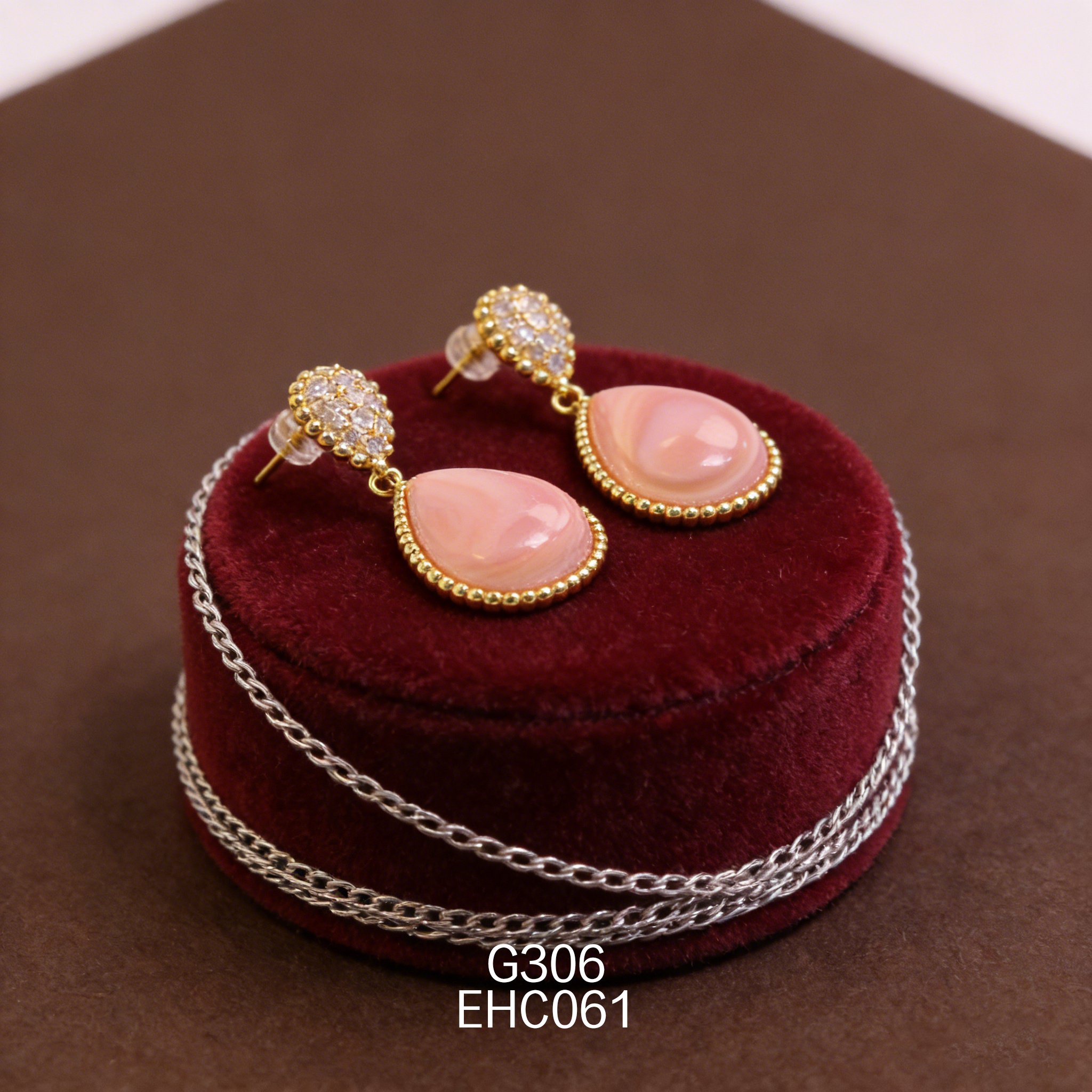 电镀黄金女皇贝耳环