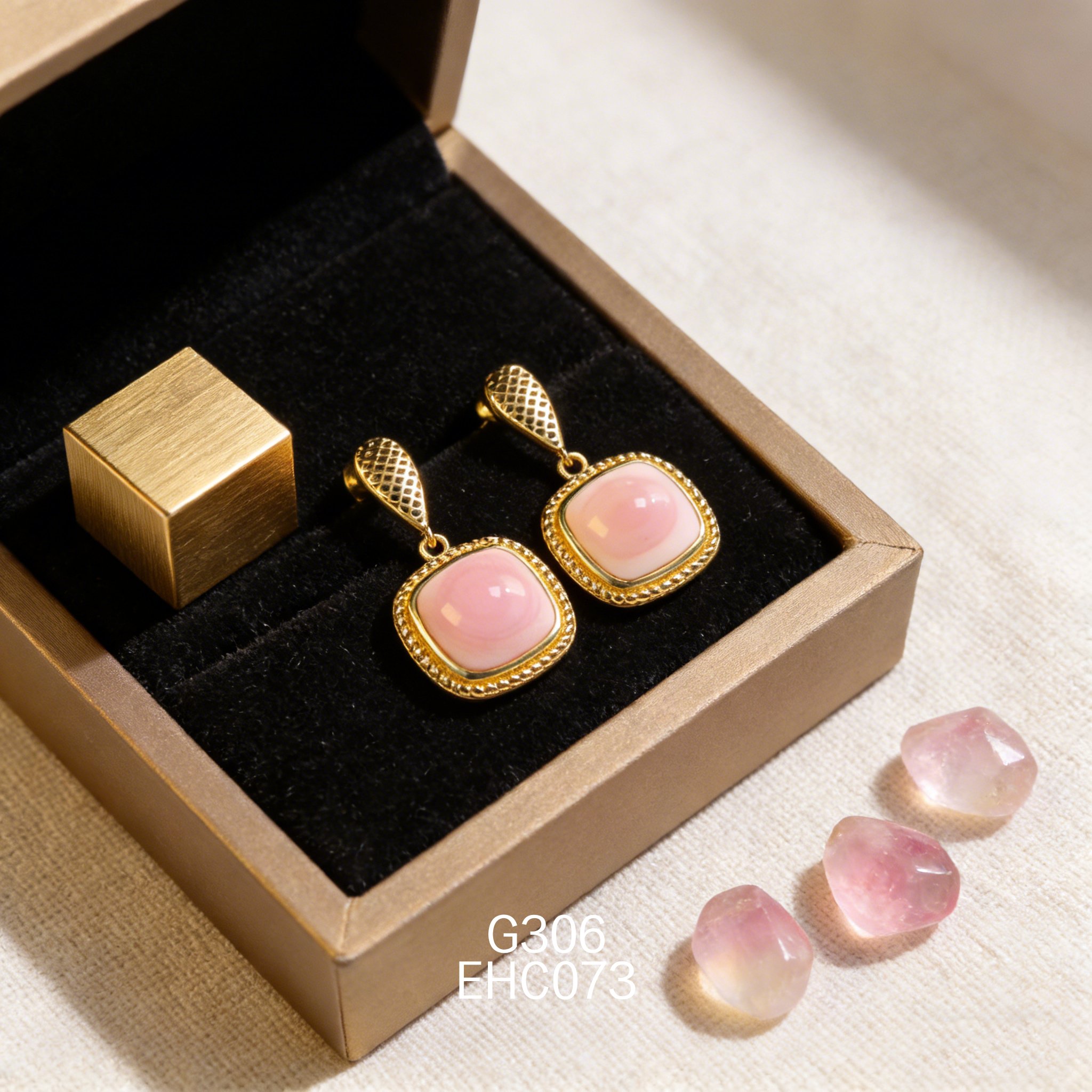 电镀黄金方形女皇贝耳环