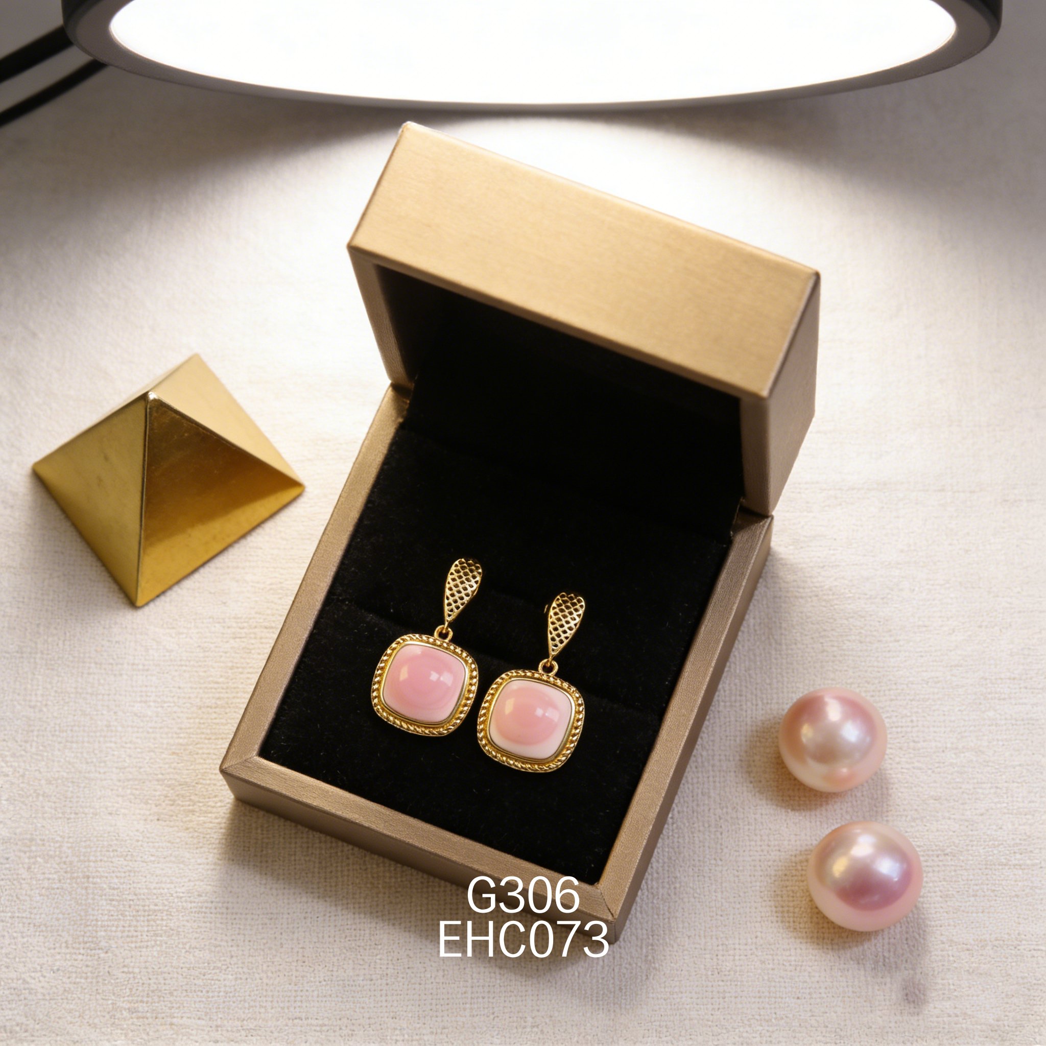 电镀黄金方形女皇贝耳环