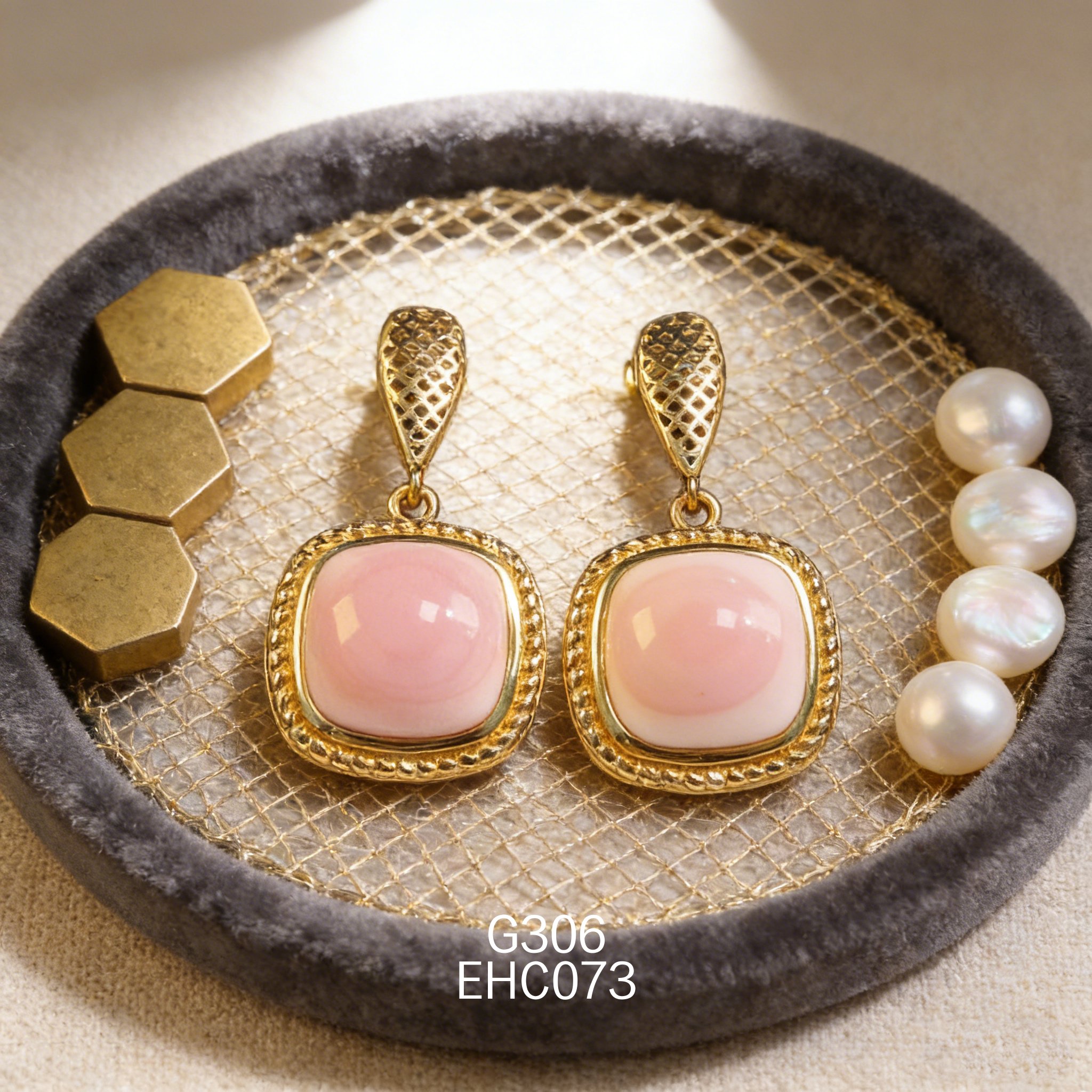 电镀黄金方形女皇贝耳环