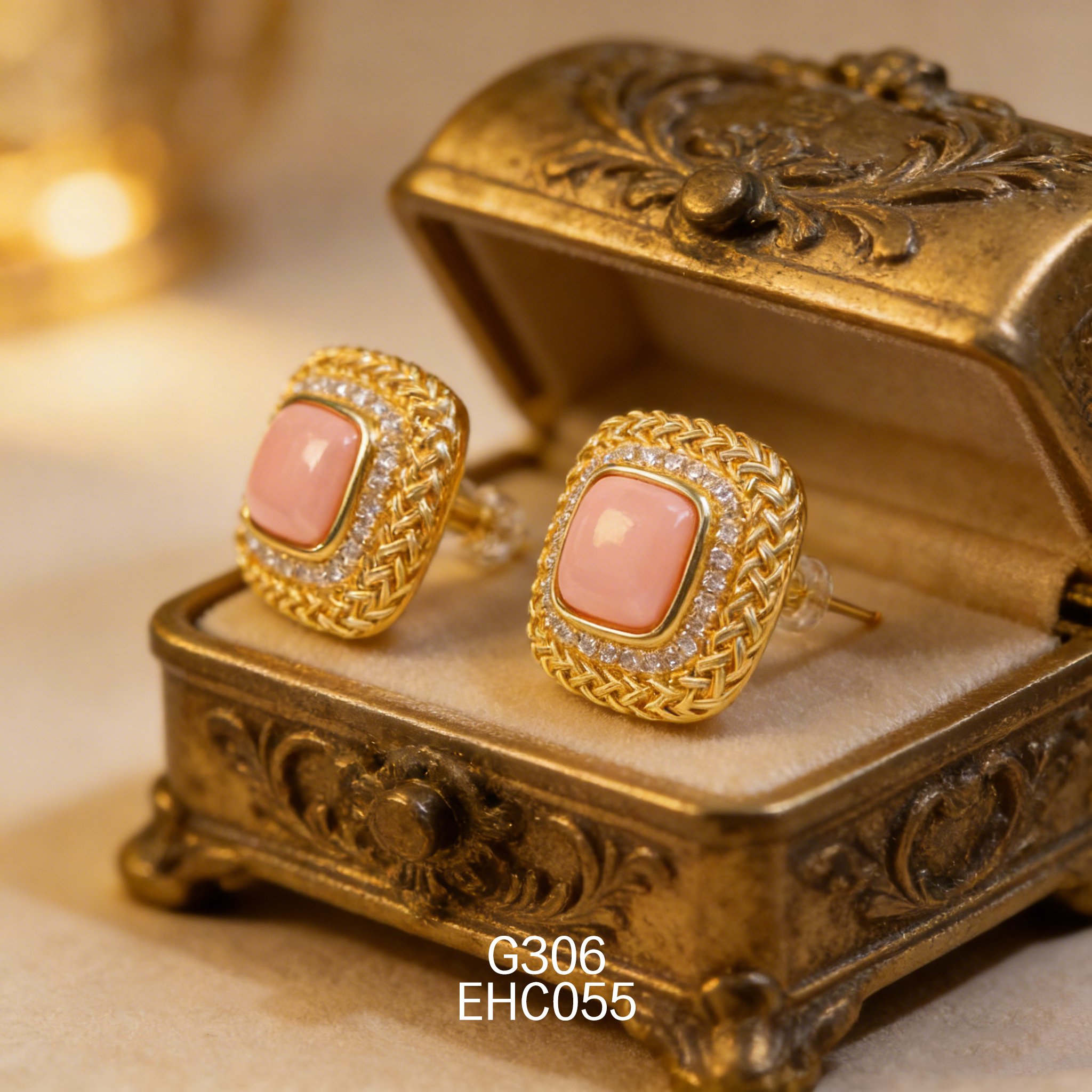 电镀黄金正方锆石网纹女皇贝耳环